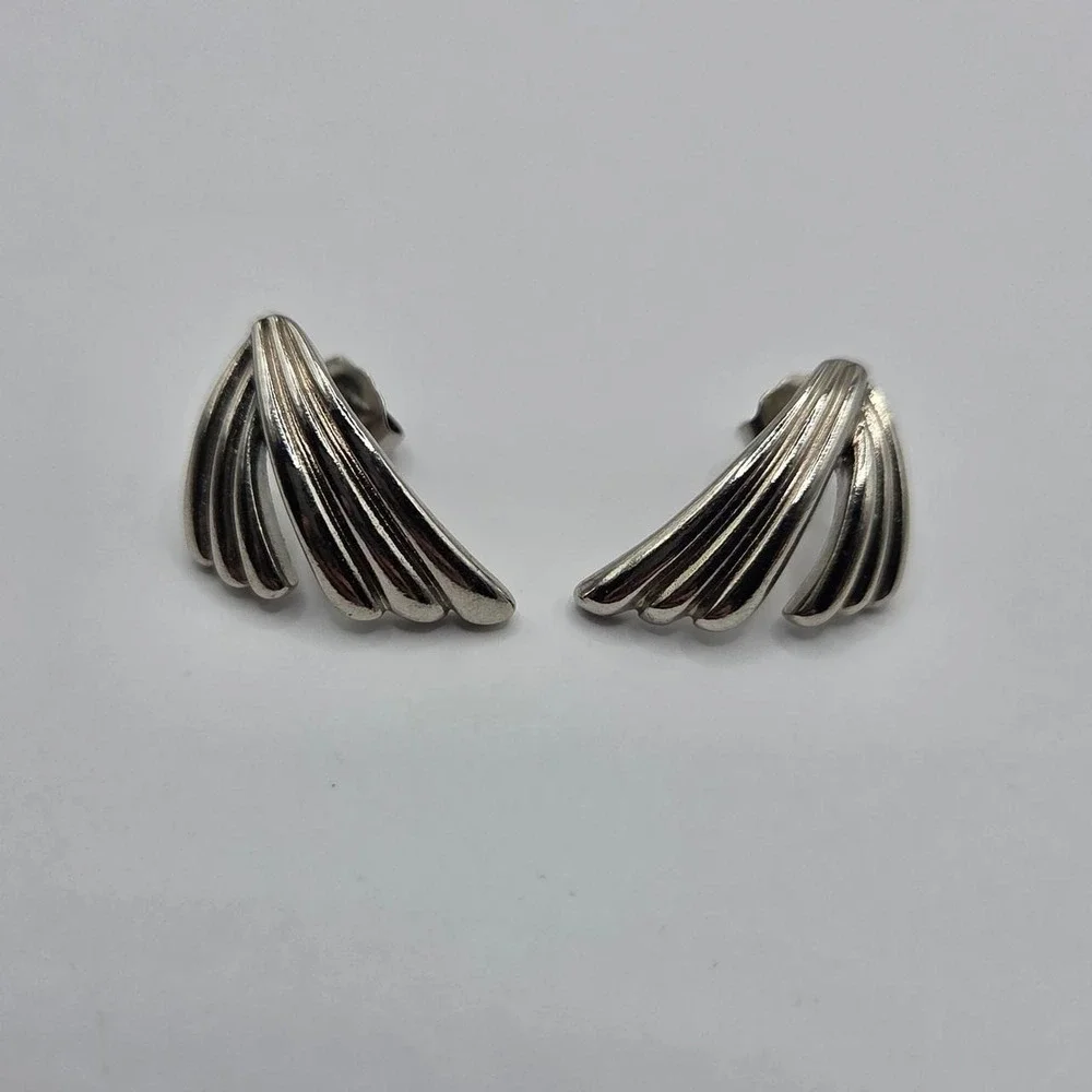 Avon Earrings Women OS Silver Good 1988 Tailored Elegance Ribbed Fan Pierced